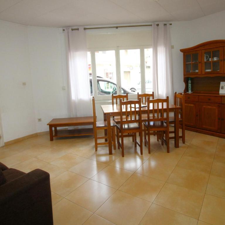 Apartamento renovado, céntrico y luminoso a 100m de la playa del Puerto, Llançà - ES-228-37 - Apartamento - 4