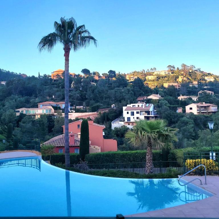 SEAVIEW house - 6-min WALK TO BEACH & RESTAURANTS - Pool - Private underground garage box - Garden - near Cannes - Maison 2 Chambres - 61