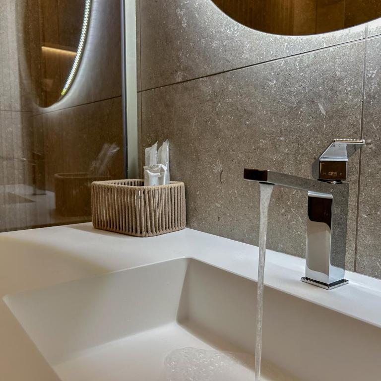 Alevic Hotel Sirmione - Deluxe Room with Balcony - Second Floor - 5
