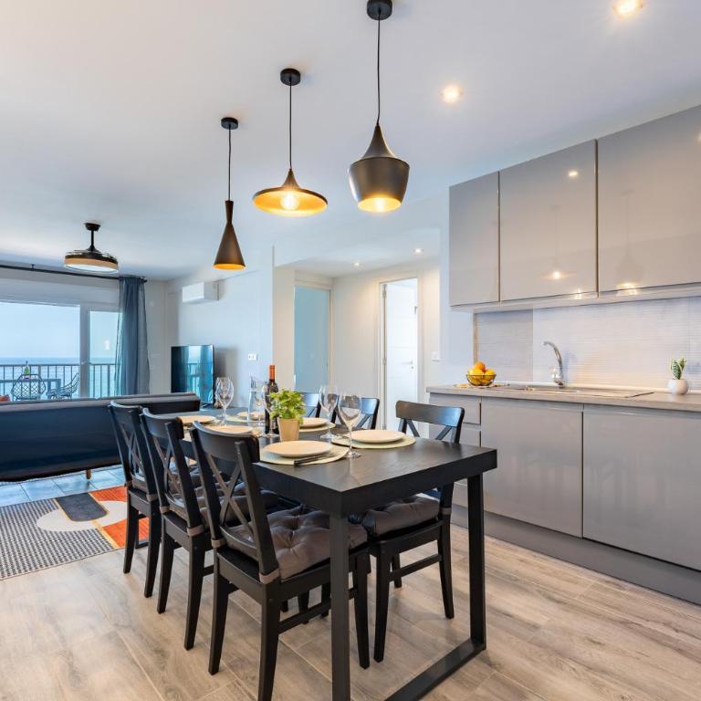 MalagaSuite Golden Views Fuengirola - Three-Bedroom Apartment with Sea View - 12