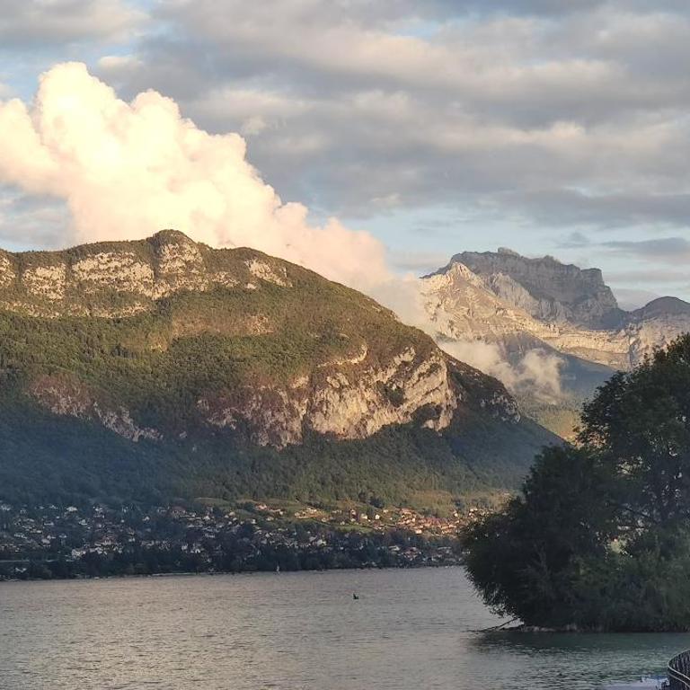 Lac Plage et Ville 95 m2 a 100m du lac, 3 chambres, parking - Three-Bedroom Apartment - 48