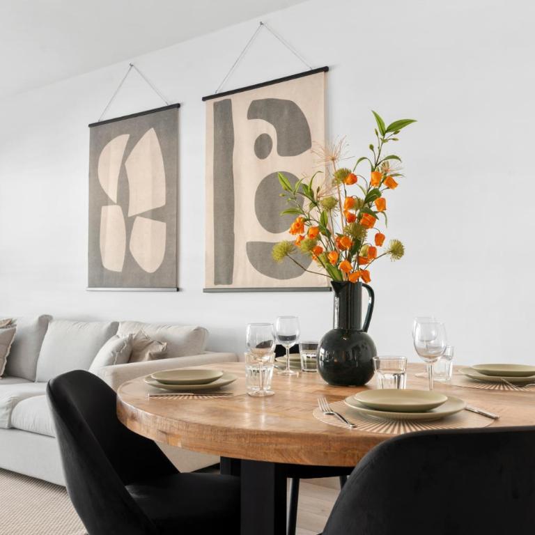 Beautiful 2-bedroom apartment near center and beach - Two-Bedroom Apartment - 8