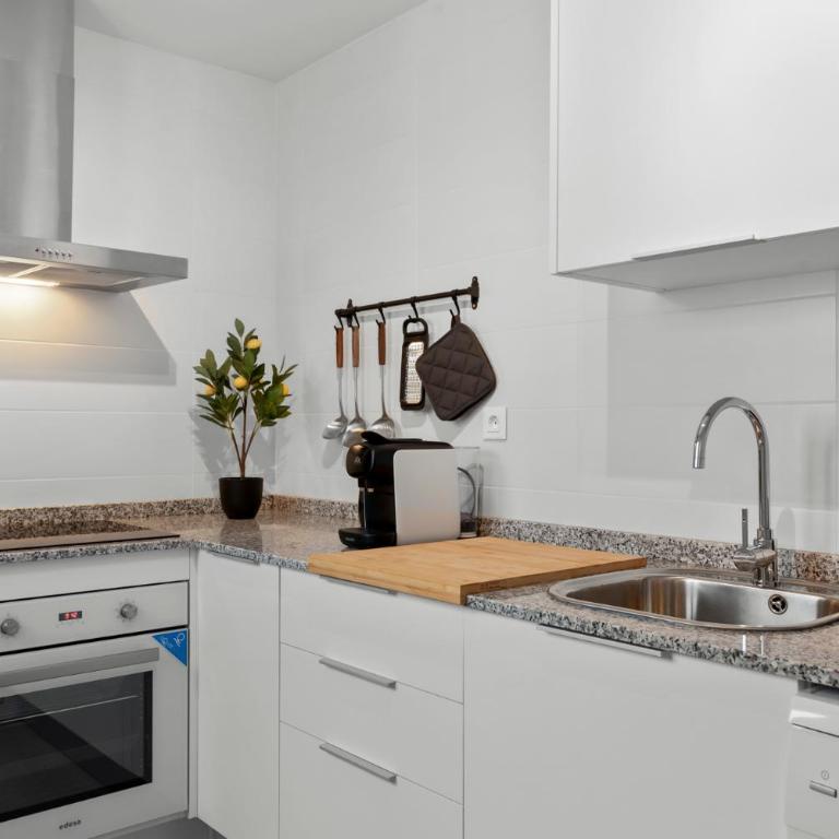 Beautiful 2-bedroom apartment near center and beach - Two-Bedroom Apartment - 16