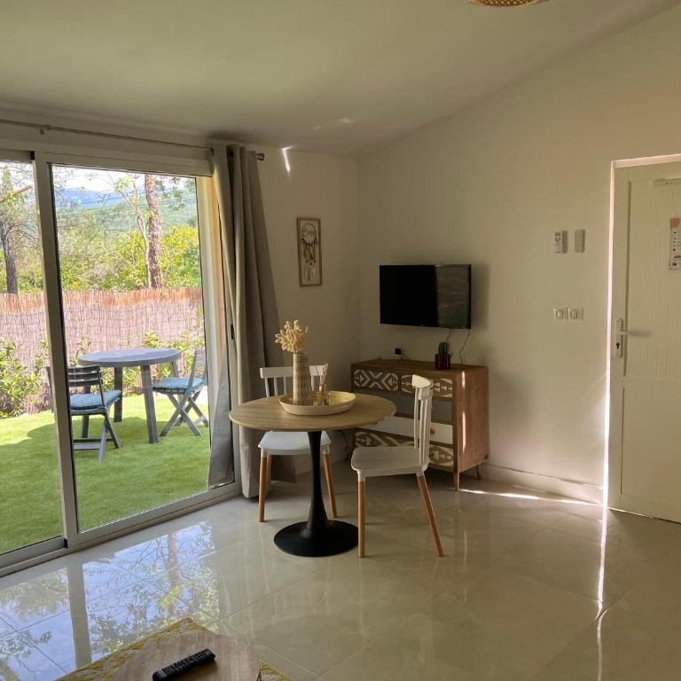 Studio vue montagne avec jardin et parking privé - Appartement 1 Chambre - 9