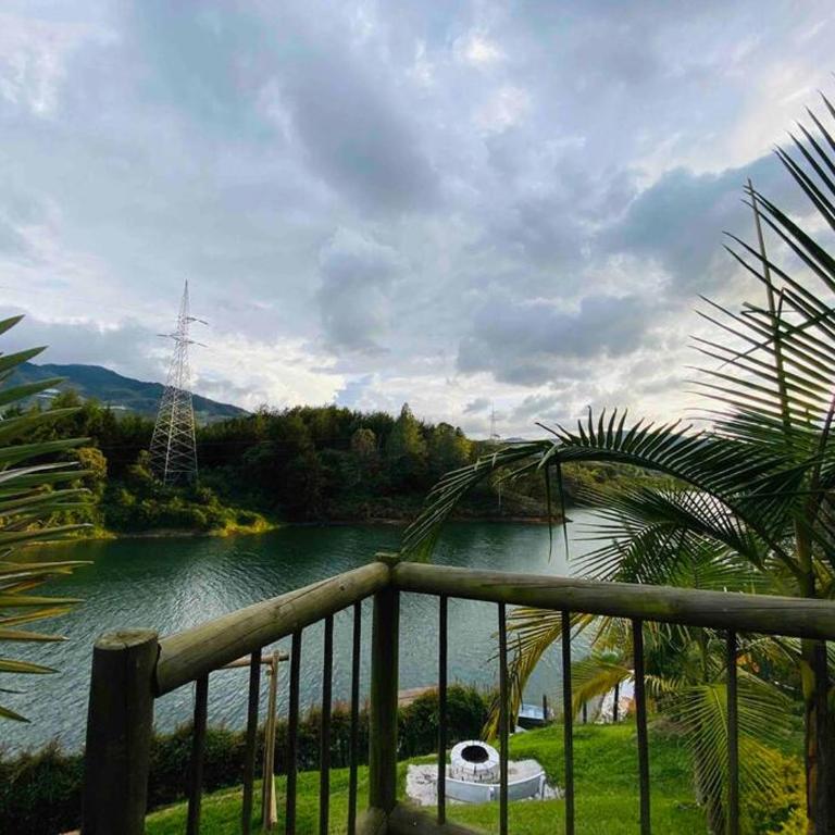 Lux Guatape Lakeside Retreat Cabin Jacuzzi - Villa - 5