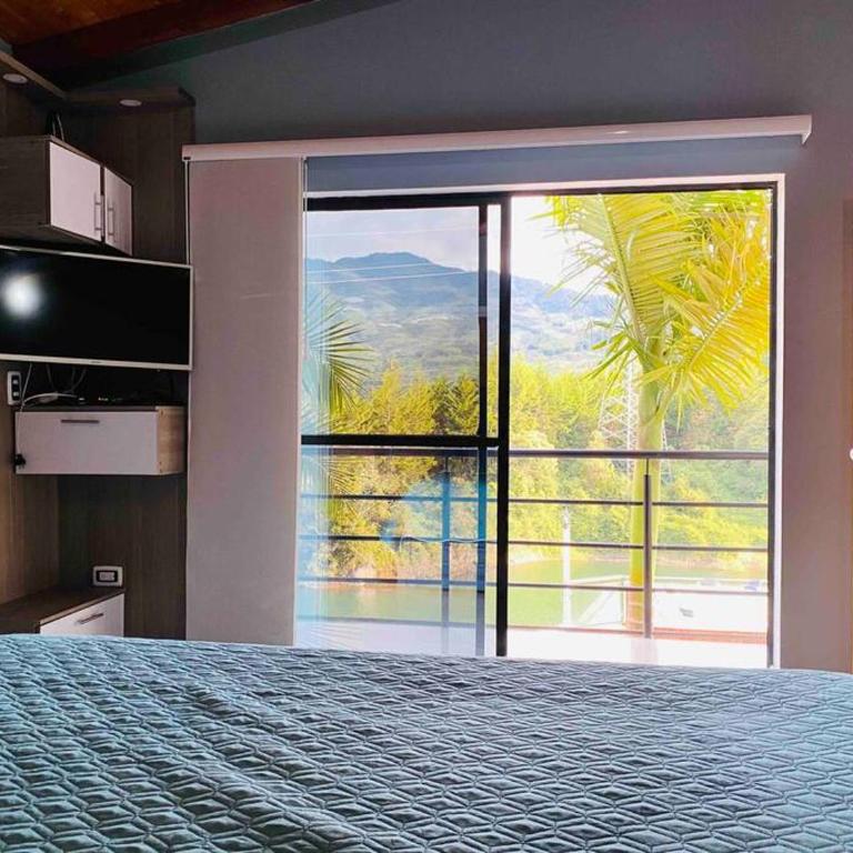 Lux Guatape Lakeside Retreat Cabin Jacuzzi - Villa - 19