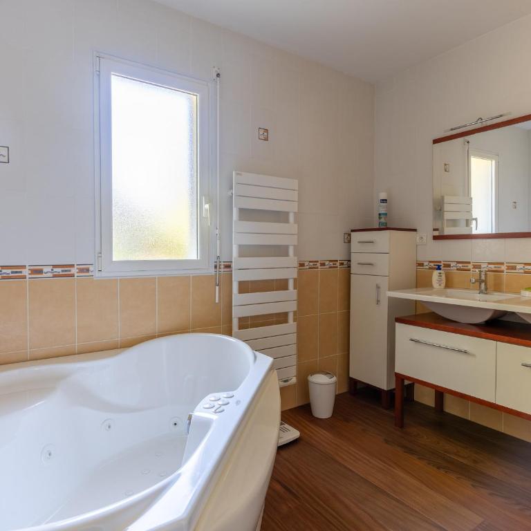 Villa familiale avec piscine chauffée, clim, 4 chambres, proche golf et plages - FR-1-319-565 - Villa - 25