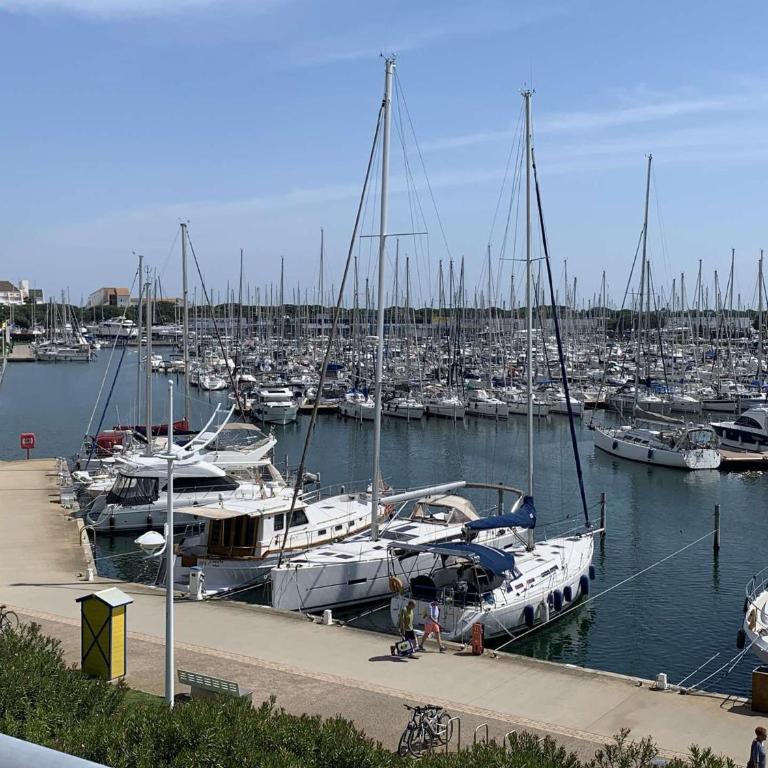 Port Camargue : Charmant T3 refait, 100m plage, piscine privée, parking, pour 4 pers. - FR-1-731-70 - Apartment - 2
