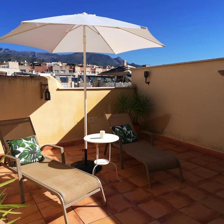 Luminoso ático cerca de la playa con piscina y garaje - Apartamento de 2 dormitorios - 45