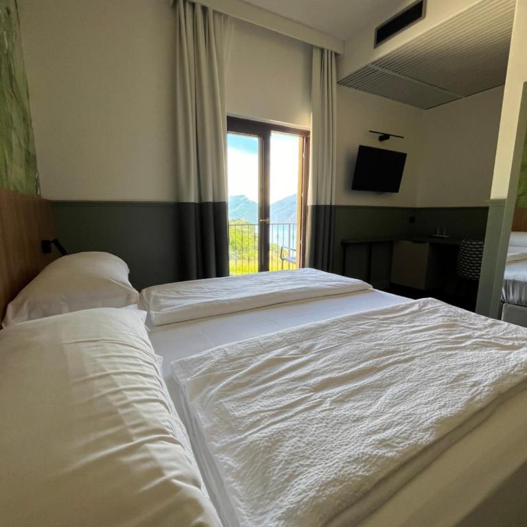 Villa Selene - Camera Matrimoniale/Doppia con Letti Singoli con Balcone e Vista Lago - 2