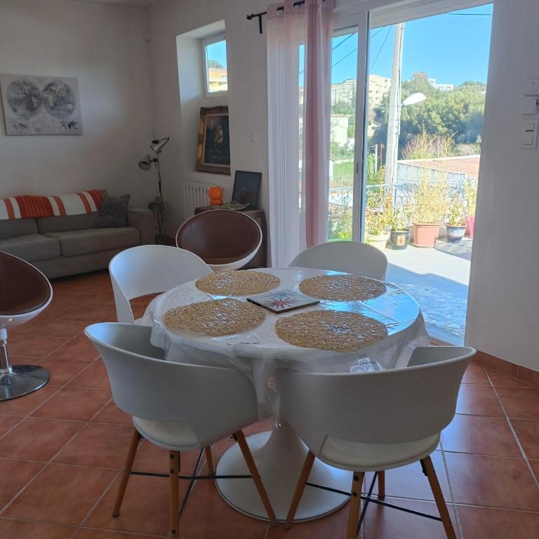 Maison individuelle vue sur le massif de l'étoile - Appartement - 18