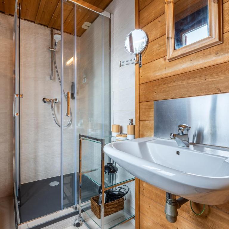 Chalet-Sixtine A large family chalet of 600m2 near La Clusaz - Chalet - 38