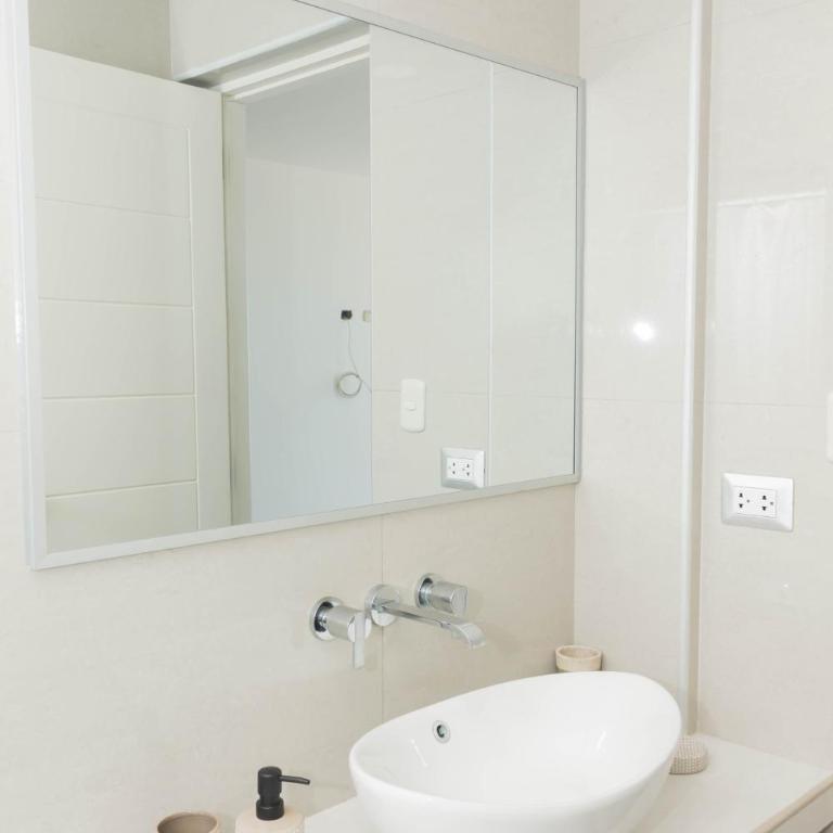 Amplio Duplex Huanchaco - Vista al Mar y Ascensor - Deluxe Double Room with Balcony and Sea View - 5
