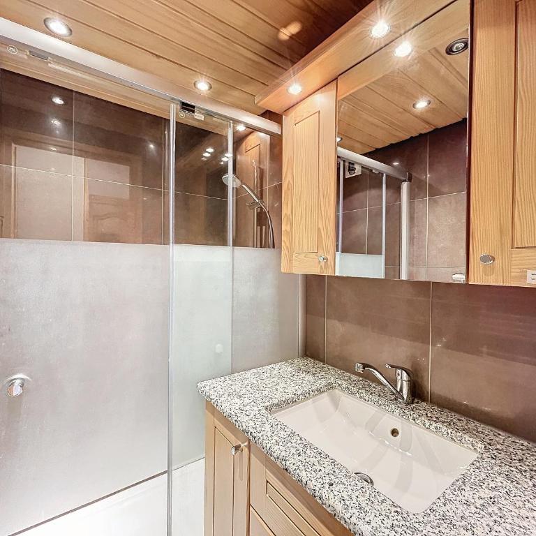 Appartement 3 pièces tout équipé avec balcon et box fermé, à 1,2 km du centre de Combloux - Appartement 2 Chambres - 10