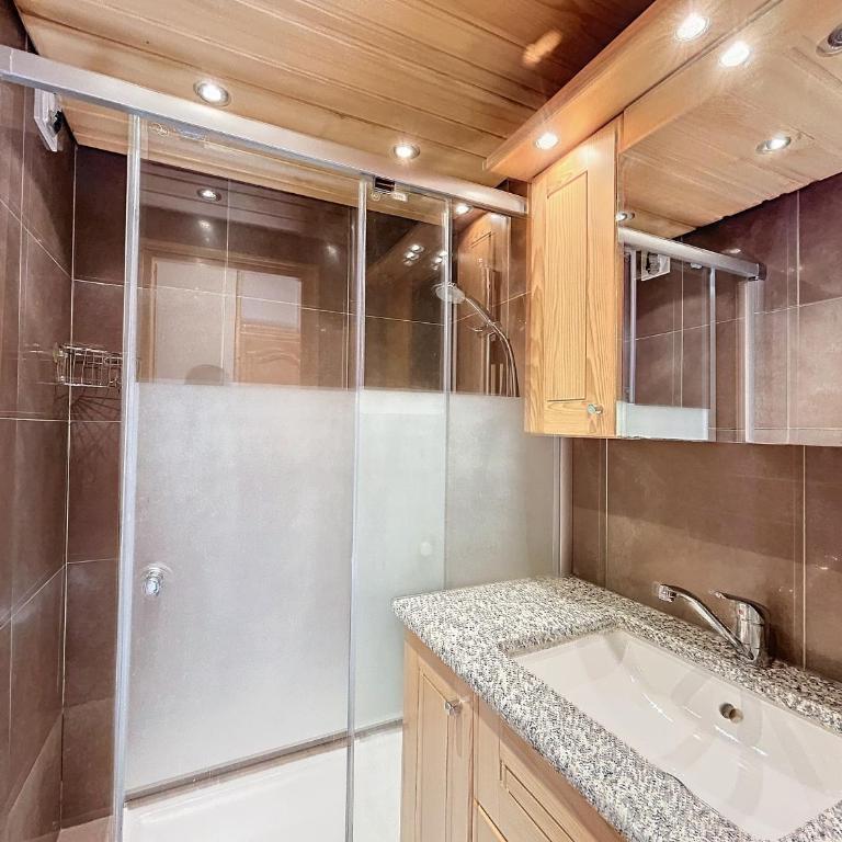 Appartement 3 pièces tout équipé avec balcon et box fermé, à 1,2 km du centre de Combloux - Appartement 2 Chambres - 13