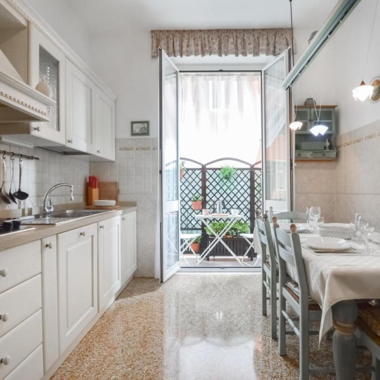 4 Bedroom Cozy Apartment In Genova - Appartamento con 4 Camere da Letto - 2