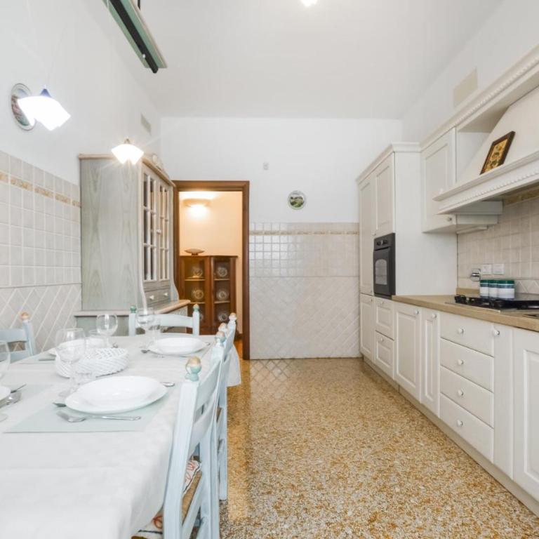 4 Bedroom Cozy Apartment In Genova - Appartamento con 4 Camere da Letto - 11