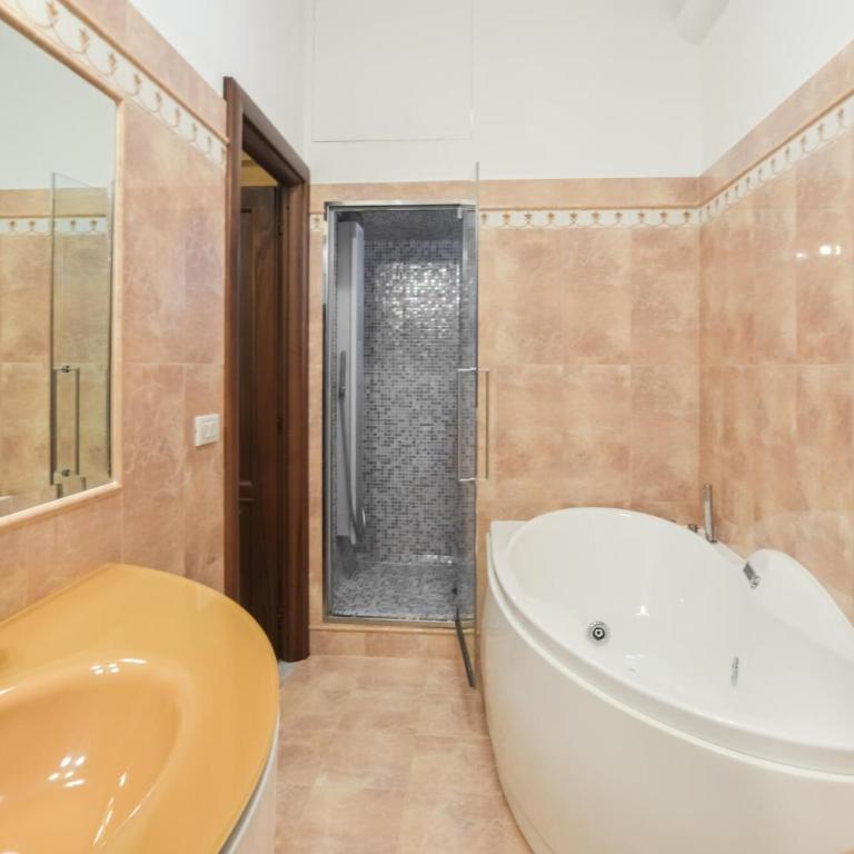 4 Bedroom Cozy Apartment In Genova - Appartamento con 4 Camere da Letto - 23