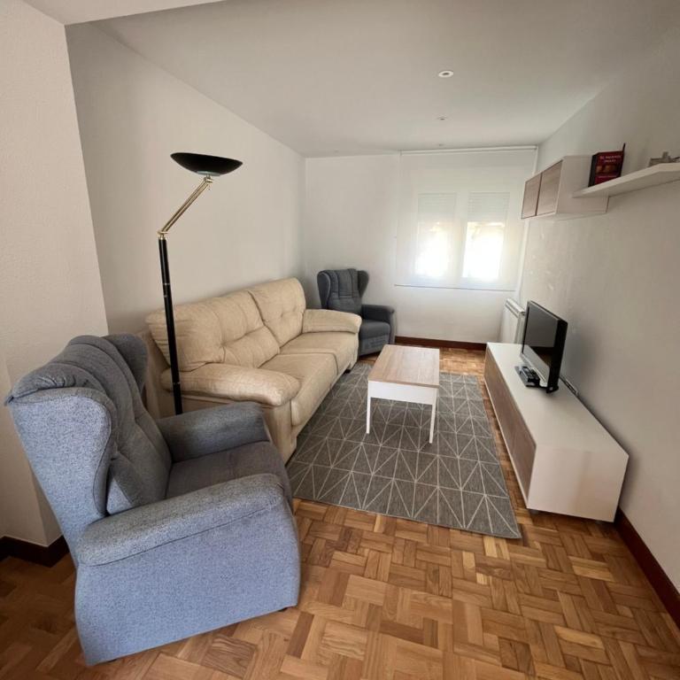 Apartamento Vacacional Pamplona - Three-Bedroom Apartment with View - 11