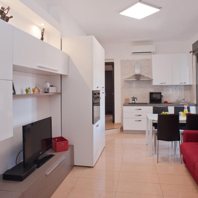 Visit Cagliari - Apartment with Balcony - 9