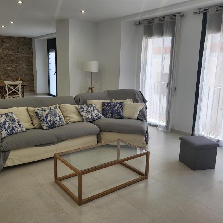 Roses Casc Antic Sl Sabater 4 - Three-Bedroom Apartment - 1
