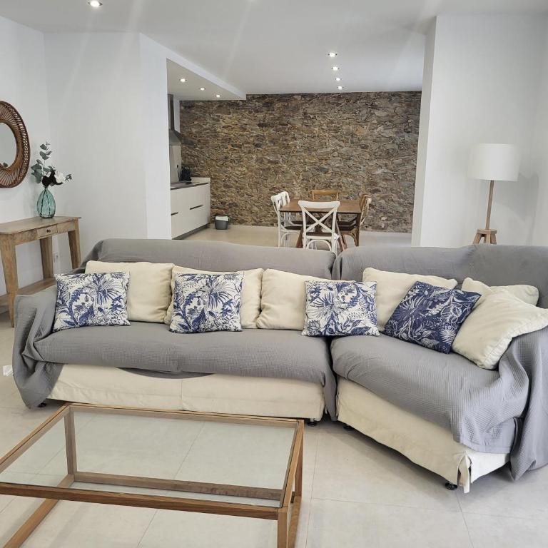 Roses Casc Antic Sl Sabater 4 - Three-Bedroom Apartment - 2