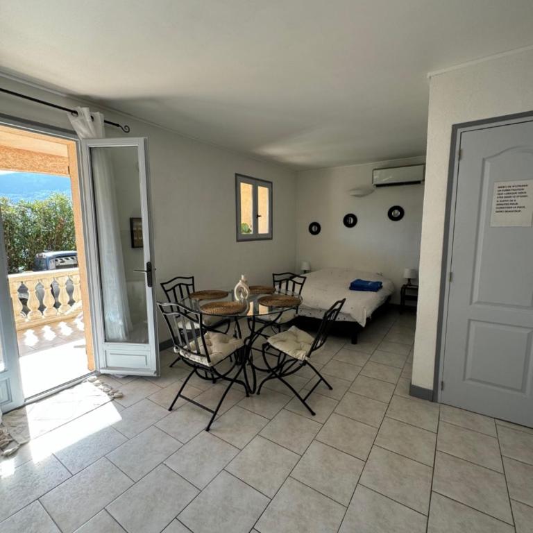 VILLA NATHEO Bas de villa - Studio 37m2 avec Coin nuit - Appartement 1 Chambre - 3