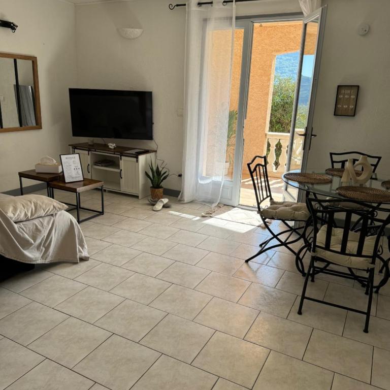 VILLA NATHEO Bas de villa - Studio 37m2 avec Coin nuit - Appartement 1 Chambre - 4