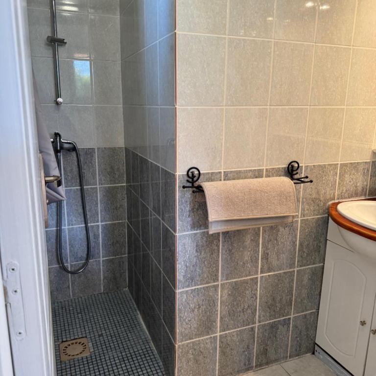 VILLA NATHEO Bas de villa - Studio 37m2 avec Coin nuit - Appartement 1 Chambre - 8