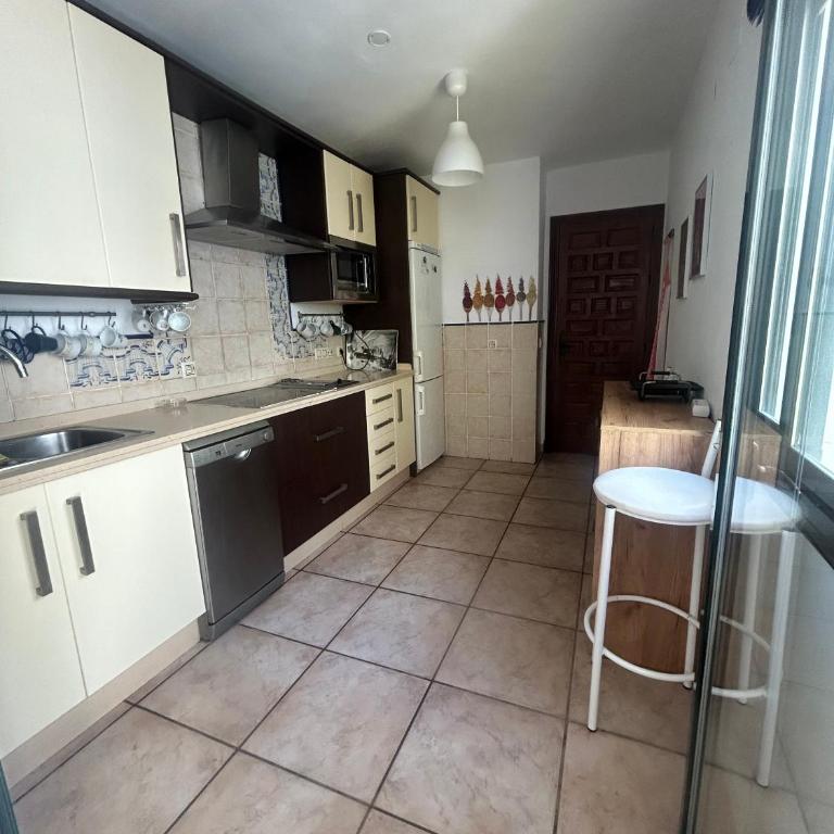 A pie de playa con vistas al mar - Four-Bedroom House - 11