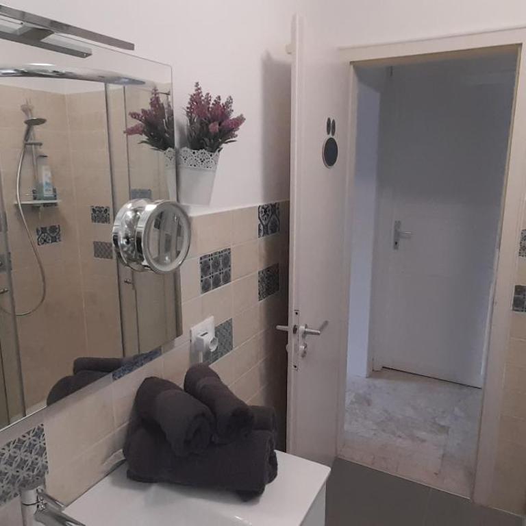 HomeSuiteHome - Camera Quadrupla con Bagno Privato - 8