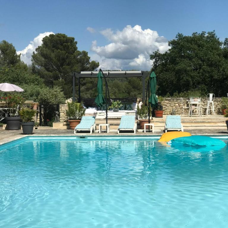 Chambre d'hôtes chez Maguy B-Villa Makeire - Chambre Lit Queen-Size - Vue sur Piscine - 50