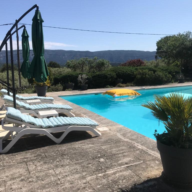 Chambre d'hôtes chez Maguy B-Villa Makeire - Chambre Lit Queen-Size - Vue sur Piscine - 55