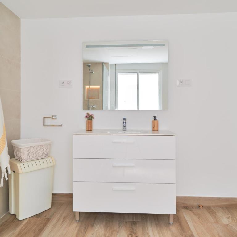 Luminoso apartamento en primera linea de PLAYA EN ESTEPONA - Superior One-Bedroom Apartment with Balcony - 17