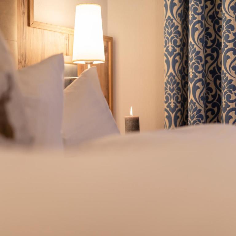 Hotel Alphof Stubaital - Doppel-/Zweibettzimmer mit Gartenblick - 2