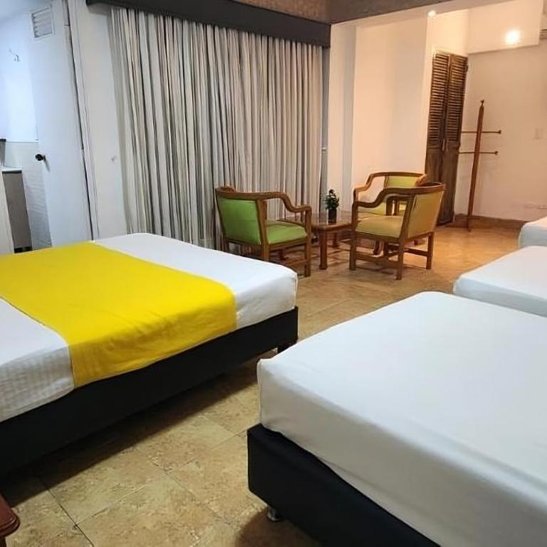 Hotel Laureles 70 Medellín - Quadruple Room with Private Bathroom - 8