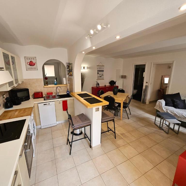 MICHELE FAMILY - Centre ville - 2 Pièces tranquille - A 150 m de la mer - One-Bedroom Apartment - 1