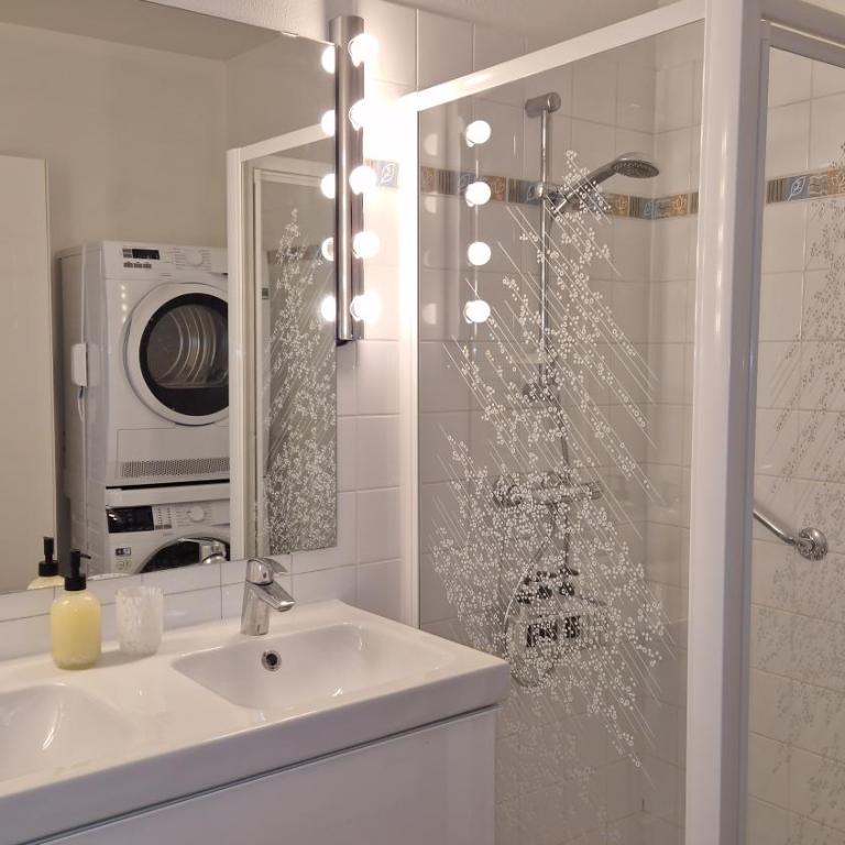 Lac Plage et Ville 95 m2 a 100m du lac, 3 chambres, parking - Three-Bedroom Apartment - 44