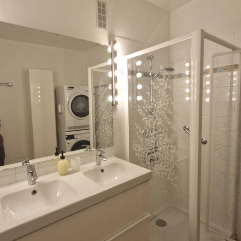 Lac Plage et Ville 95 m2 a 100m du lac, 3 chambres, parking - Three-Bedroom Apartment - 43