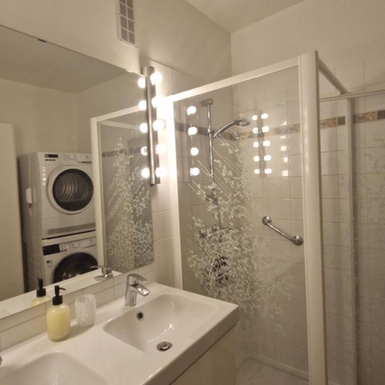 Lac Plage et Ville 95 m2 a 100m du lac, 3 chambres, parking - Three-Bedroom Apartment - 42
