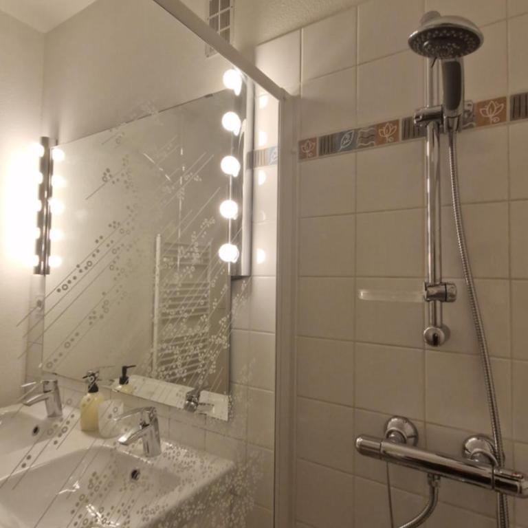 Lac Plage et Ville 95 m2 a 100m du lac, 3 chambres, parking - Three-Bedroom Apartment - 41