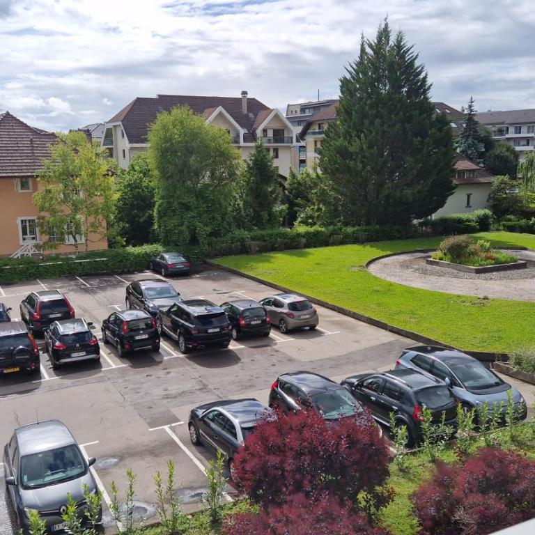 Lac Plage et Ville 95 m2 a 100m du lac, 3 chambres, parking - Three-Bedroom Apartment - 35