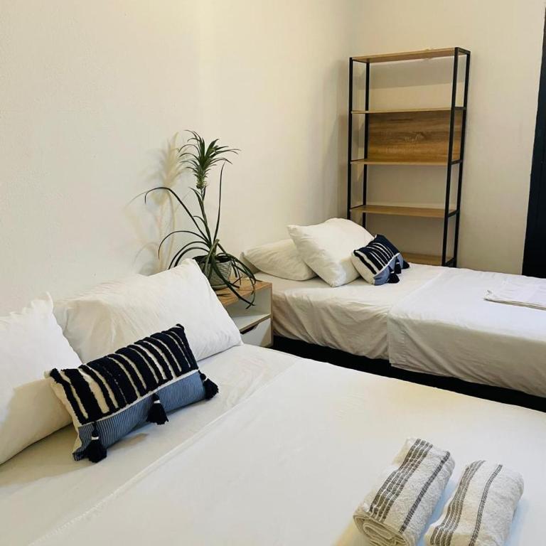 Hostal 1545 - Habitación Triple con balcón - 2