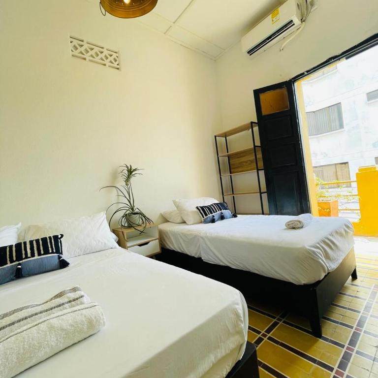 Hostal 1545 - Habitación Triple con balcón - 6