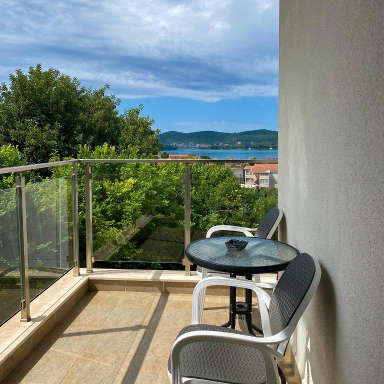 Sunny apartment in Tivat - Apartman sa 1 Spavaćom Sobom - 1