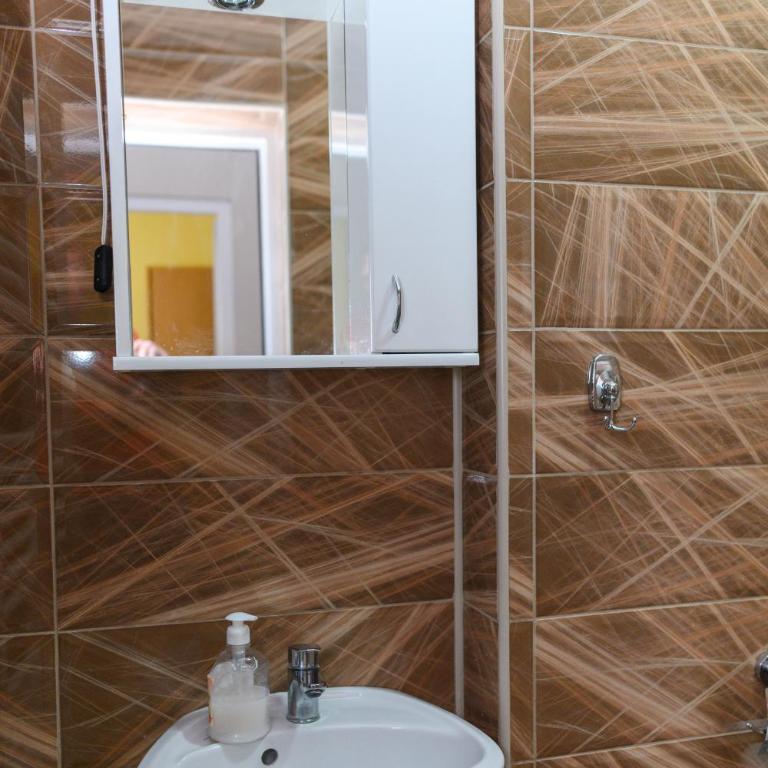 Vila Misljenovic, u centru Sokobanje, na pesackoj zoni - Apartman sa 1 Spavaćom Sobom, Balkonom i Pogledom na Planinu - 12