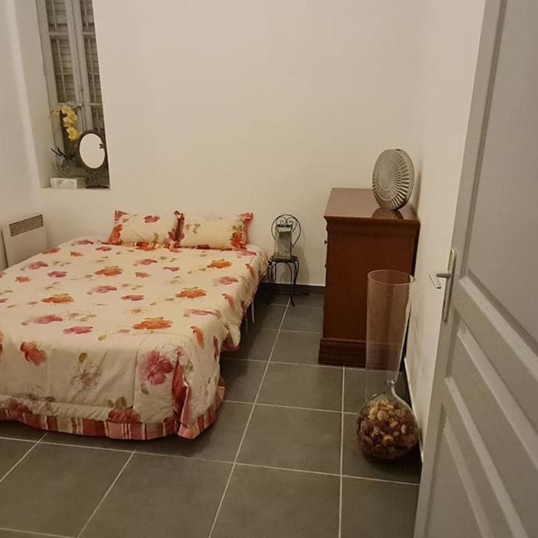 T3, 65 m2, La Seyne sur Mer,300m du port, Terrasse et petite cour, 2 chambres et salon - Two-Bedroom Apartment - 13