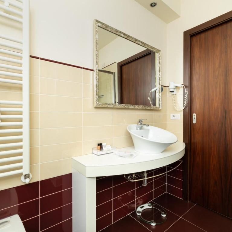 Hotel Maggiore - Comfort Double or Twin Room - 9