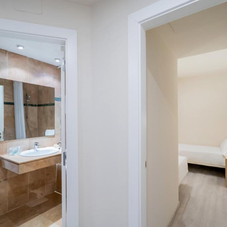 Hotel Glòries - Superior Quadruple Room - 4