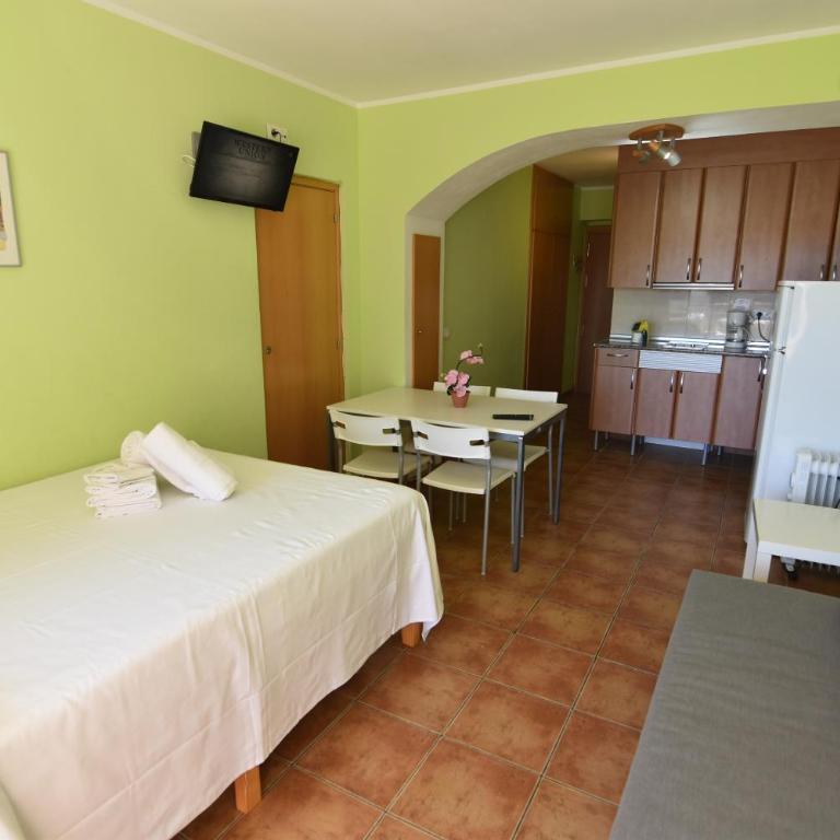 RNET - 600 Studio Isla de Roses 27A - One-Bedroom Apartment - 3